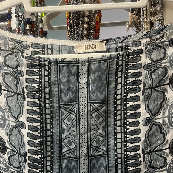 Chic Black and White Patterned blousy top - Picture 2 of 3